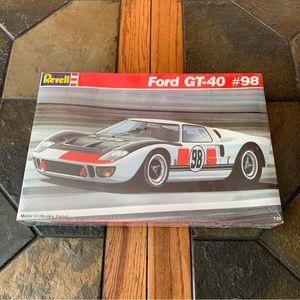 REVELL VINTAGE FORD GT-40 #98 PLASTIC MODEL KIT 7131 1/24 SCALE.